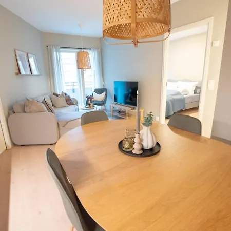 Sjarmerende Med Parkering I Sentrum *